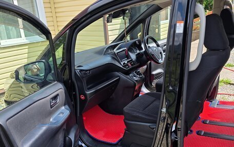Toyota Noah III, 2017 год, 1 950 000 рублей, 12 фотография