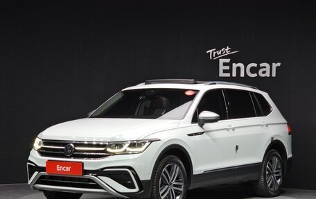 Volkswagen Tiguan II, 2023 год, 2 816 000 рублей, 2 фотография