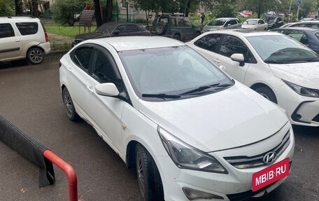 Hyundai Solaris II рестайлинг, 2015 год, 900 000 рублей, 1 фотография