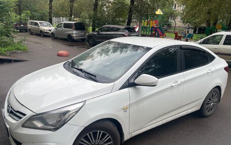 Hyundai Solaris II рестайлинг, 2015 год, 900 000 рублей, 2 фотография