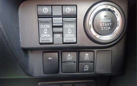 Toyota Roomy I, 2023 год, 1 050 000 рублей, 13 фотография