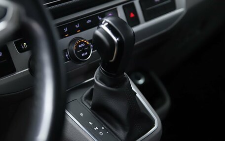 Volkswagen Caravelle T6 рестайлинг, 2021 год, 4 990 000 рублей, 20 фотография