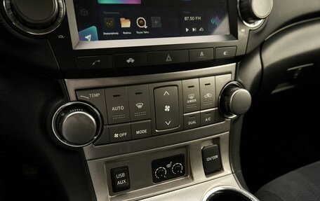 Toyota Highlander III, 2013 год, 1 740 000 рублей, 10 фотография