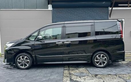 Toyota Noah III, 2021 год, 2 010 000 рублей, 5 фотография