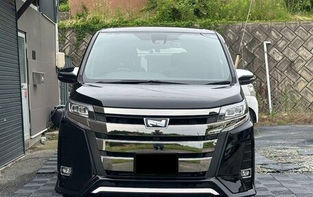 Toyota Noah III, 2021 год, 2 010 000 рублей, 2 фотография