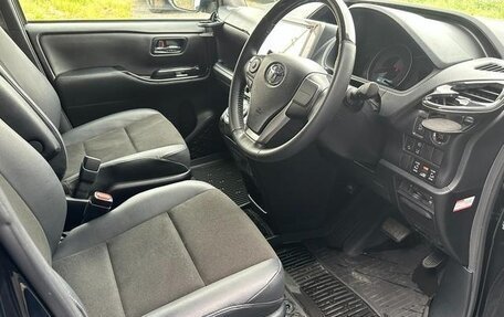 Toyota Noah III, 2021 год, 2 010 000 рублей, 12 фотография