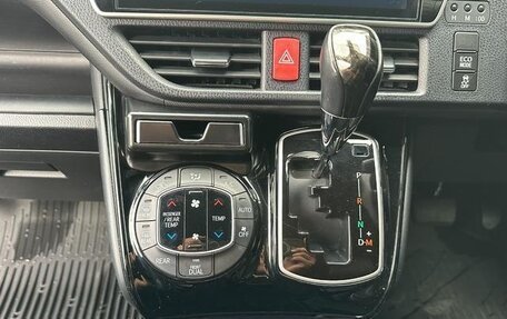 Toyota Noah III, 2021 год, 2 010 000 рублей, 15 фотография