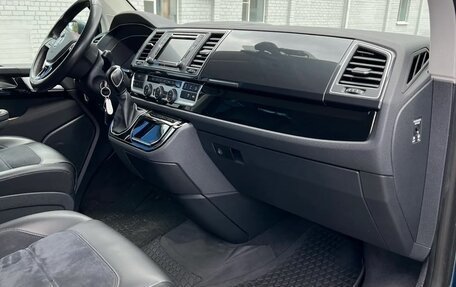 Volkswagen Multivan T6 рестайлинг, 2019 год, 4 600 000 рублей, 3 фотография