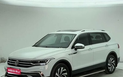 Volkswagen Tiguan II, 2022 год, 2 400 000 рублей, 1 фотография