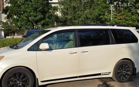 Toyota Sienna III, 2012 год, 2 050 000 рублей, 2 фотография