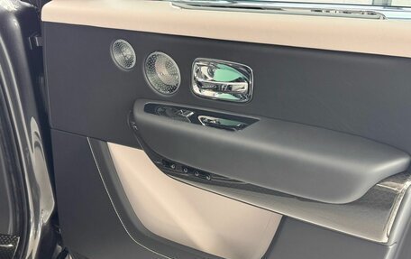 Rolls-Royce Cullinan, 2021 год, 45 000 000 рублей, 28 фотография