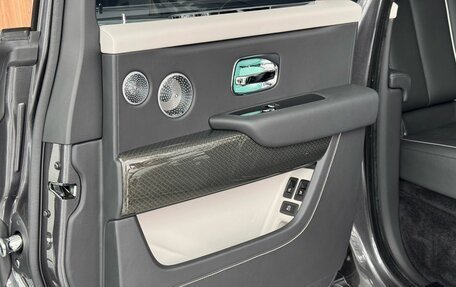 Rolls-Royce Cullinan, 2021 год, 45 000 000 рублей, 26 фотография