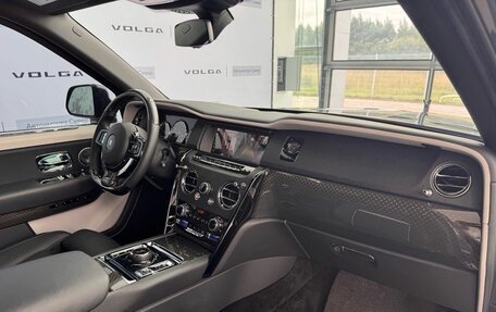 Rolls-Royce Cullinan, 2021 год, 45 000 000 рублей, 29 фотография