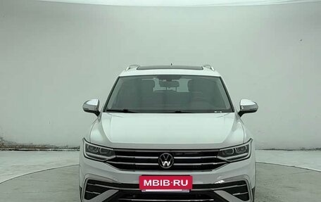 Volkswagen Tiguan II, 2022 год, 2 400 000 рублей, 2 фотография