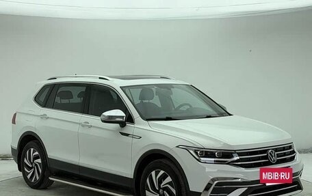 Volkswagen Tiguan II, 2022 год, 2 400 000 рублей, 3 фотография