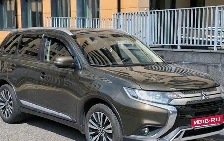 Mitsubishi Outlander III рестайлинг 3, 2021 год, 2 430 000 рублей, 1 фотография