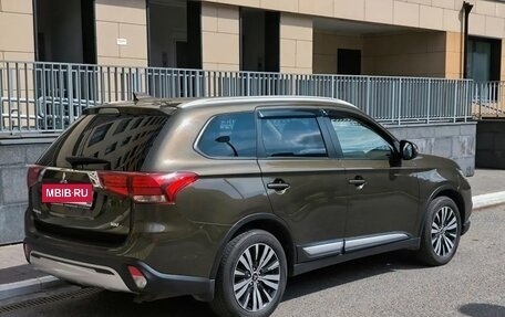 Mitsubishi Outlander III рестайлинг 3, 2021 год, 2 430 000 рублей, 2 фотография