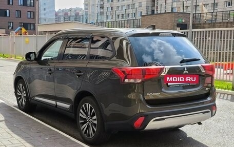 Mitsubishi Outlander III рестайлинг 3, 2021 год, 2 430 000 рублей, 4 фотография