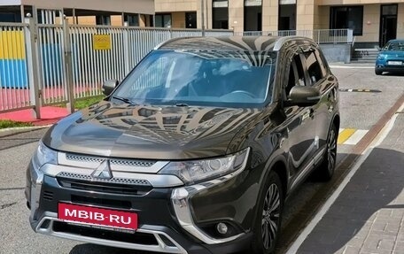 Mitsubishi Outlander III рестайлинг 3, 2021 год, 2 430 000 рублей, 3 фотография