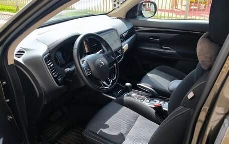 Mitsubishi Outlander III рестайлинг 3, 2021 год, 2 430 000 рублей, 10 фотография