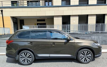 Mitsubishi Outlander III рестайлинг 3, 2021 год, 2 430 000 рублей, 9 фотография