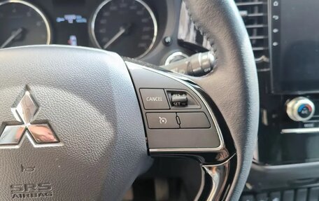 Mitsubishi Outlander III рестайлинг 3, 2021 год, 2 430 000 рублей, 12 фотография