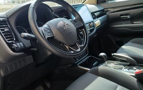Mitsubishi Outlander III рестайлинг 3, 2021 год, 2 430 000 рублей, 11 фотография