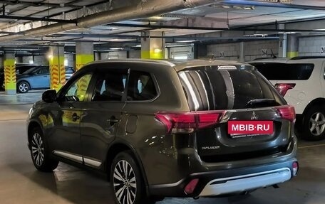 Mitsubishi Outlander III рестайлинг 3, 2021 год, 2 430 000 рублей, 8 фотография