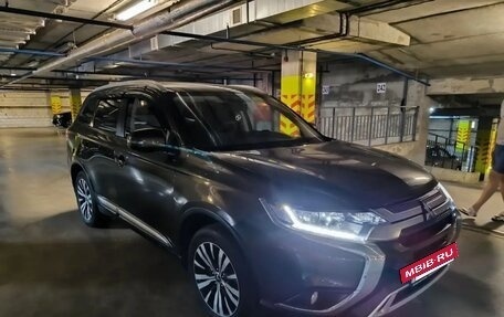 Mitsubishi Outlander III рестайлинг 3, 2021 год, 2 430 000 рублей, 7 фотография