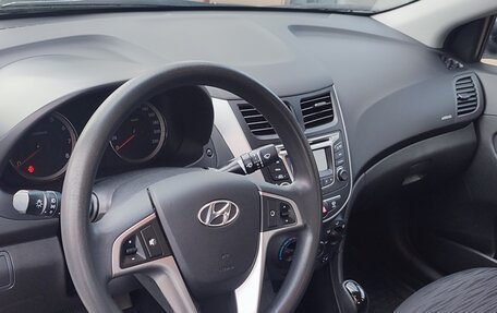 Hyundai Solaris II рестайлинг, 2015 год, 1 100 000 рублей, 21 фотография