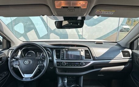Toyota Highlander III, 2018 год, 3 745 000 рублей, 2 фотография