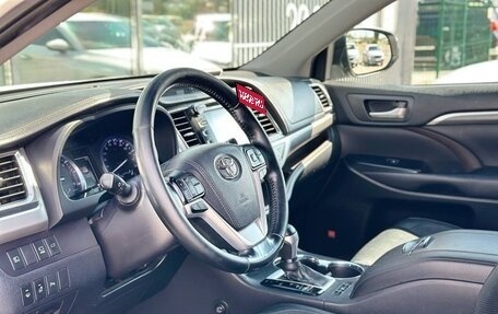 Toyota Highlander III, 2018 год, 3 745 000 рублей, 15 фотография
