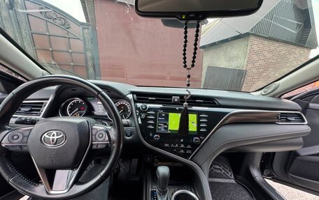 Toyota Camry, 2018 год, 2 650 000 рублей, 10 фотография