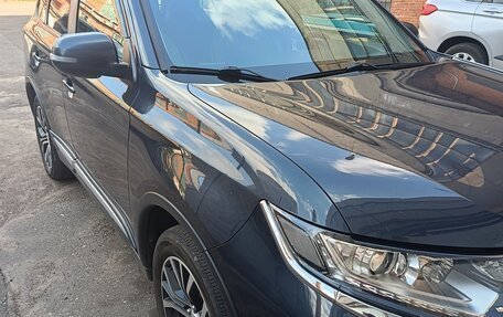 Mitsubishi Outlander III рестайлинг 3, 2018 год, 1 830 000 рублей, 12 фотография