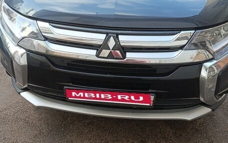 Mitsubishi Outlander III рестайлинг 3, 2018 год, 1 830 000 рублей, 13 фотография