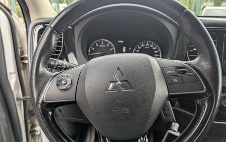 Mitsubishi Outlander III рестайлинг 3, 2018 год, 1 995 000 рублей, 14 фотография