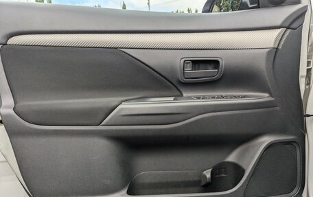 Mitsubishi Outlander III рестайлинг 3, 2018 год, 1 995 000 рублей, 12 фотография