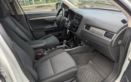 Mitsubishi Outlander III рестайлинг 3, 2018 год, 1 995 000 рублей, 19 фотография