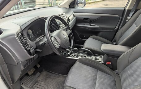 Mitsubishi Outlander III рестайлинг 3, 2018 год, 1 995 000 рублей, 13 фотография