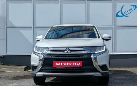 Mitsubishi Outlander III рестайлинг 3, 2018 год, 1 995 000 рублей, 2 фотография