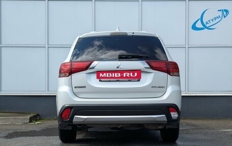 Mitsubishi Outlander III рестайлинг 3, 2018 год, 1 995 000 рублей, 6 фотография