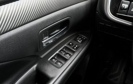 Mitsubishi Outlander III рестайлинг 3, 2018 год, 1 878 000 рублей, 13 фотография