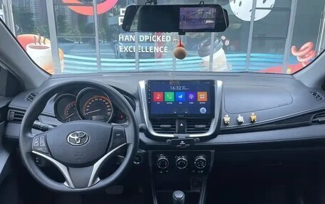 Toyota Yaris, 2022 год, 1 400 000 рублей, 6 фотография