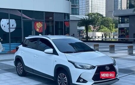 Toyota Yaris, 2022 год, 1 400 000 рублей, 2 фотография