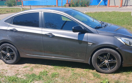 Hyundai Solaris II рестайлинг, 2011 год, 620 000 рублей, 14 фотография