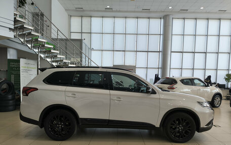 Mitsubishi Outlander III рестайлинг 3, 2021 год, 2 700 000 рублей, 8 фотография