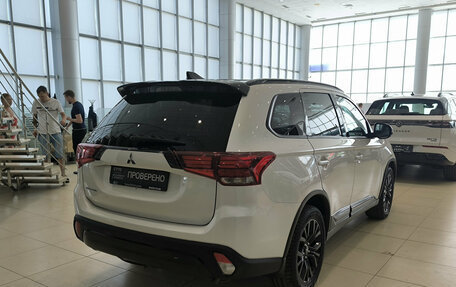 Mitsubishi Outlander III рестайлинг 3, 2021 год, 2 700 000 рублей, 9 фотография