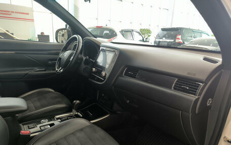 Mitsubishi Outlander III рестайлинг 3, 2021 год, 2 700 000 рублей, 15 фотография