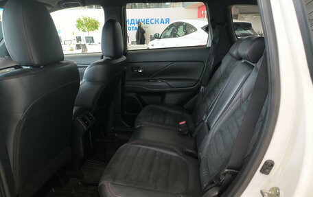 Mitsubishi Outlander III рестайлинг 3, 2021 год, 2 700 000 рублей, 16 фотография