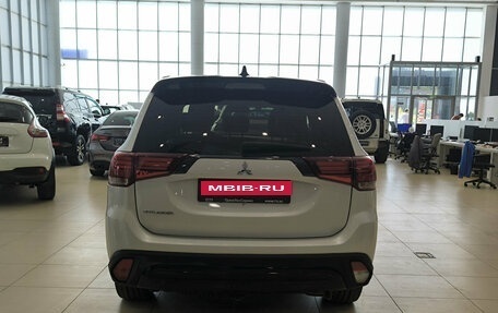 Mitsubishi Outlander III рестайлинг 3, 2021 год, 2 700 000 рублей, 10 фотография